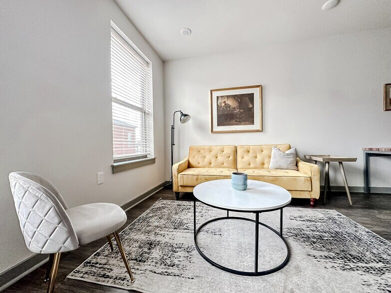 Building Photo - 111 E 4th St