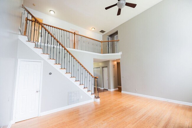 Building Photo - Spacious beautiful 5 bedroom 2.5 bath home...