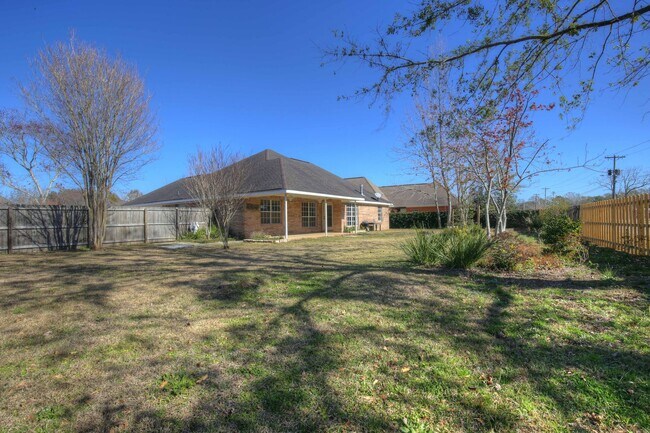 Building Photo - Hawthorne Glenn Fairhope!