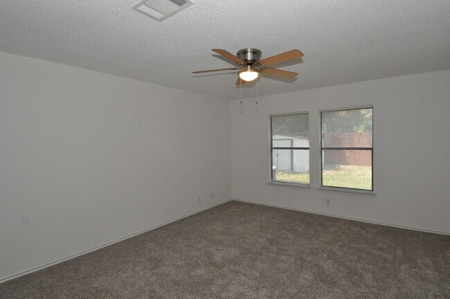 Building Photo - Available NOW! 4 bedrooms, one story, Grea...