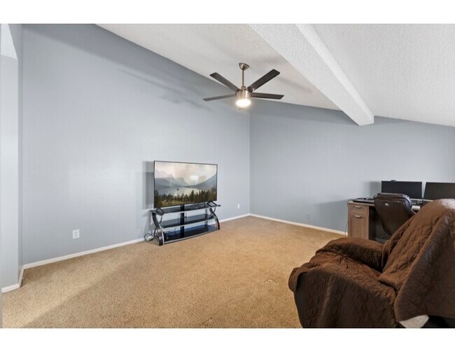 Building Photo - 12024 W Cross Dr