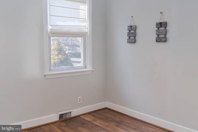 Building Photo - 209 Elm Ave