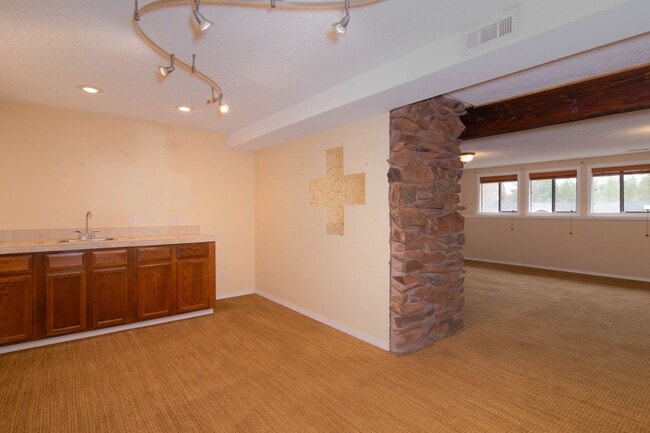Building Photo - 4 Bed 3 Bath North Side Home nearly 2400 s...