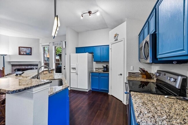 Building Photo - 1055 Port Sullivan Dr