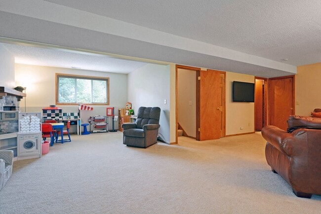 Building Photo - Spacious 3-Bedroom with Walkout and Fully ...