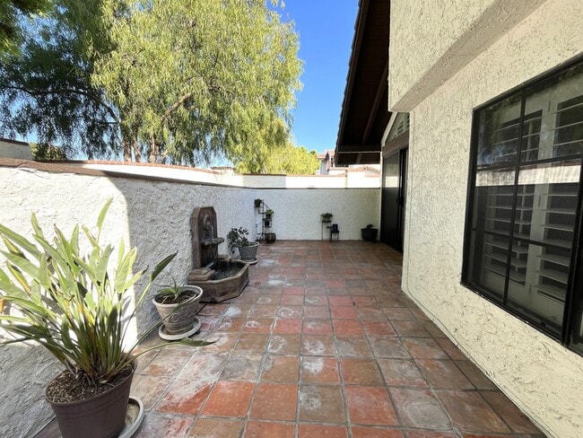 Building Photo - Spacious End Unit Home with 2 Master Suite...