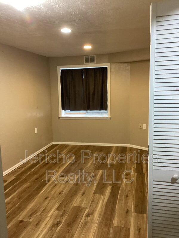 Building Photo - 8733 W Cornell Ave