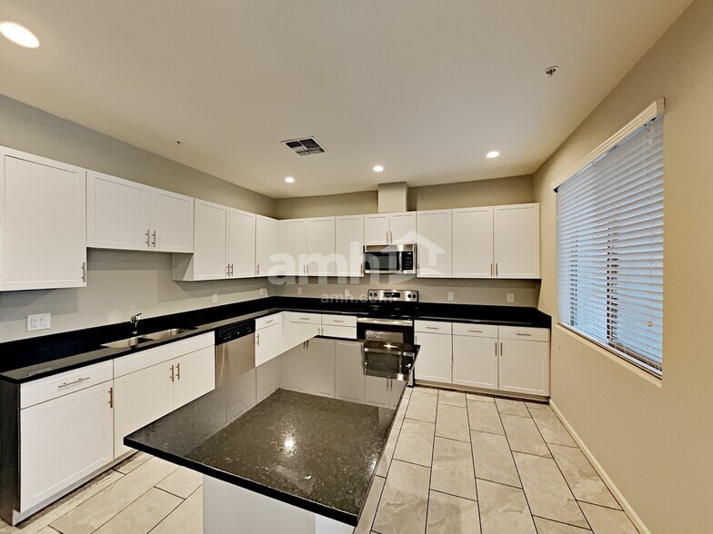 Building Photo - 20734 W Stone Hill Rd