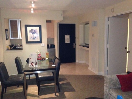 Dining area - 2670 E Sunrise Blvd