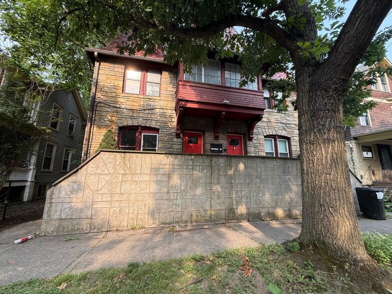 Building Photo - 112 S Plain St