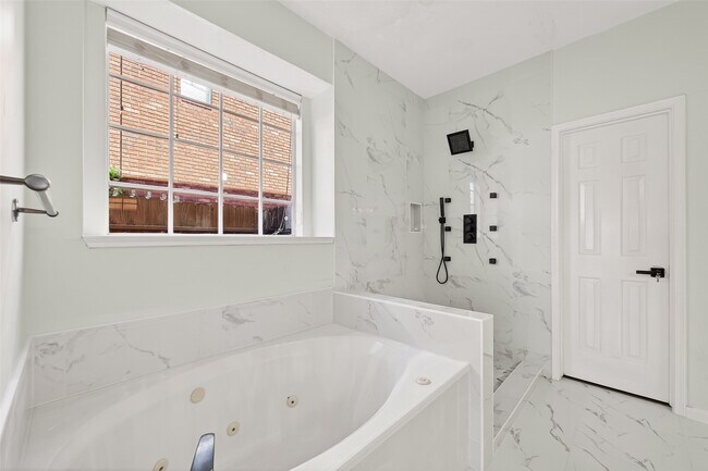 Building Photo - 16410 Fondren Grove Dr