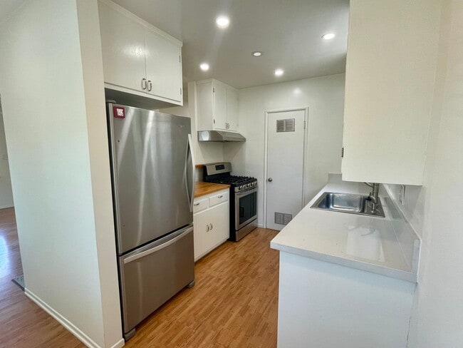 Building Photo - 3227 Bennett Dr