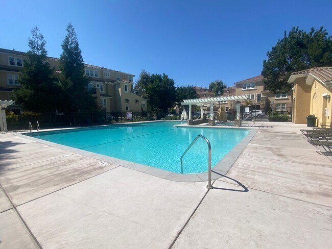 Building Photo - Dublin Ranch Villages,  Tri Level Townhome 2 Bed (both primary suites)  2.5 Ba., Clubhouse Pool, ...