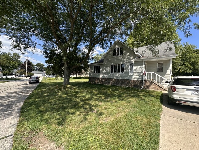 Building Photo - W267N2926 Peterson Dr