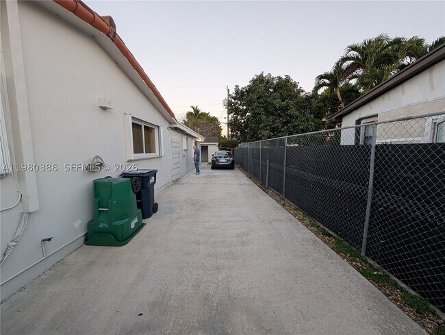 Building Photo - 1037 SW 76th Ave