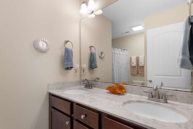 Building Photo - Coastal Comfort Awaits: Spacious 3-Bed, 3-Bath Townhouse in Surf City!