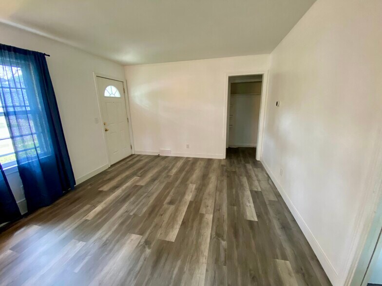 Living room - 1233 E Cork St