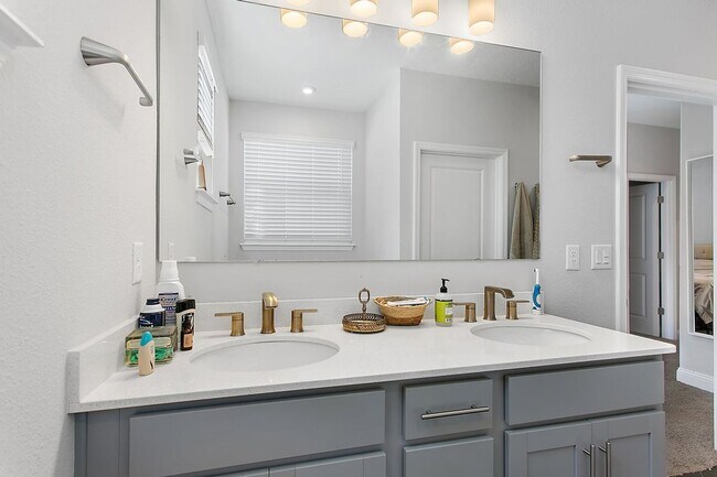 Building Photo - Newer Home in Wildlight!