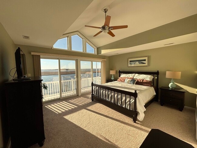 Building Photo - 802 N Harvard Ave