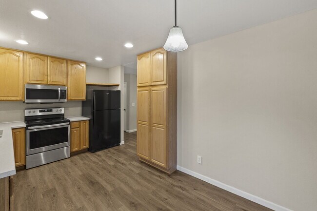 Building Photo - 1875 Shawnee Dr