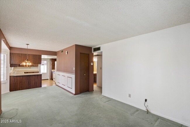 Building Photo - 1001 E Lodge Dr