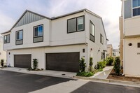 Building Photo - 4 Bedroom 2.5 Bath Townhome in Horse Creek...