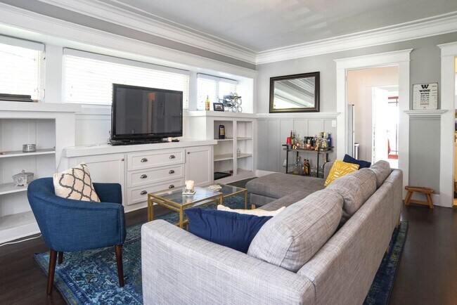 Building Photo - A Charming 2 Bed / 1 Bath with Bonus Space in Prime Echo Park Location