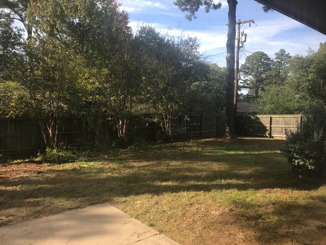 Building Photo - 3/2/2 fenced yard 2 living areas