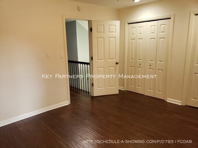 Building Photo - 8620 W 117th - SPACIOUS and Updated!
