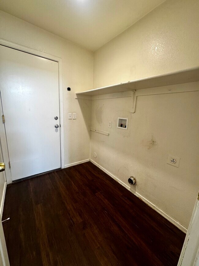 Building Photo - FOR RENT