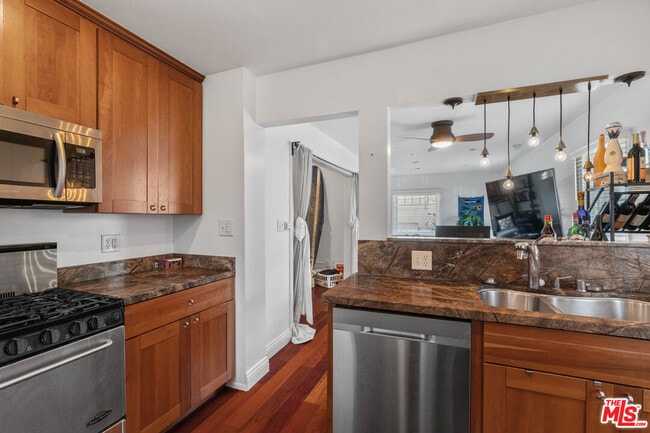 Building Photo - 307 6th Ave