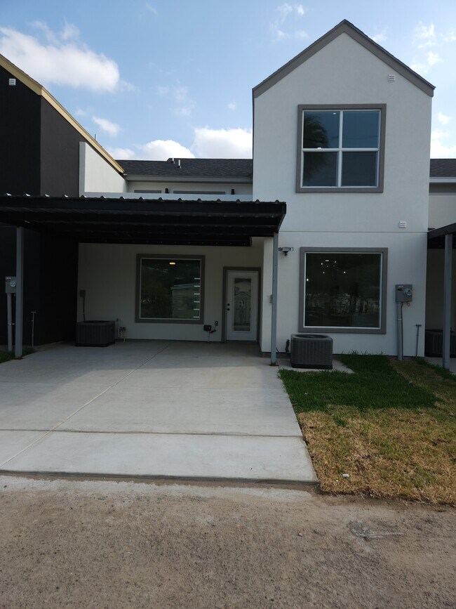 Building Photo - 702 W Seminole Ave