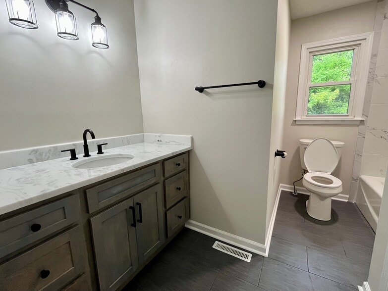 Hall Bathroom - 2707 Granbrook Dr