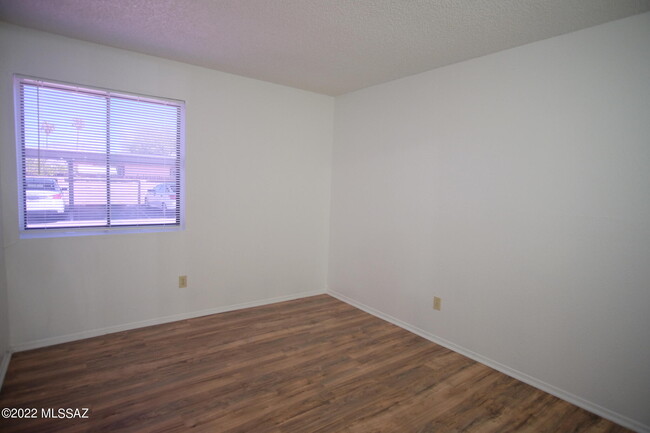 Building Photo - 6625 E Golf Links Rd