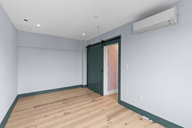 Building Photo - Bright Top-Floor 1BR Condo in Columbia Hei...