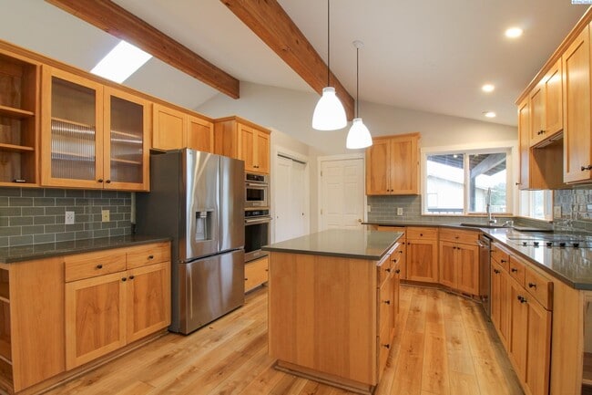 Building Photo - 5 Bed/3 Bath + an Office/Bonus Room House