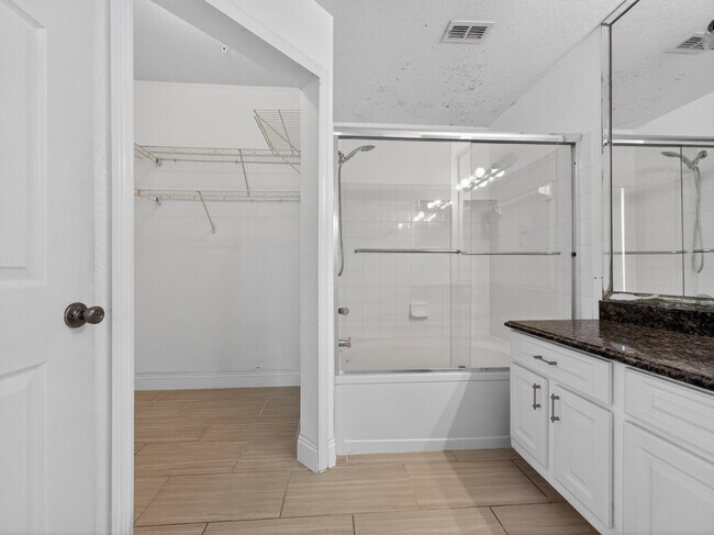 Building Photo - 13003 Plantation Park Cir