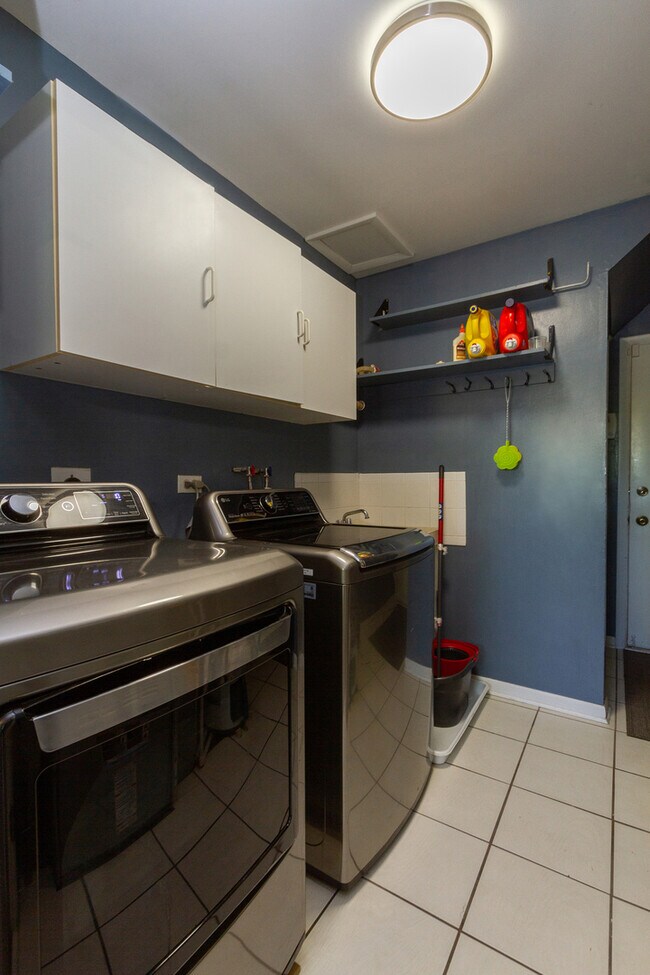 Building Photo - 1126 Tiverton Ct