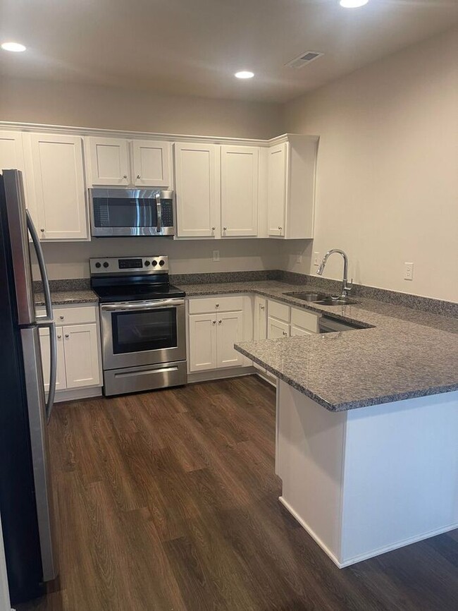 Building Photo - Luxury Living