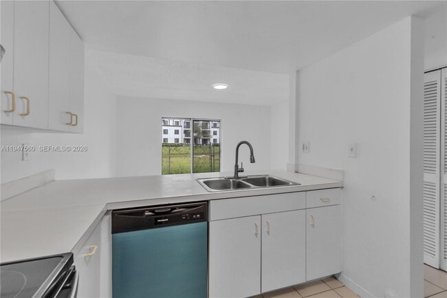 Building Photo - 9193 Fontainebleau Blvd