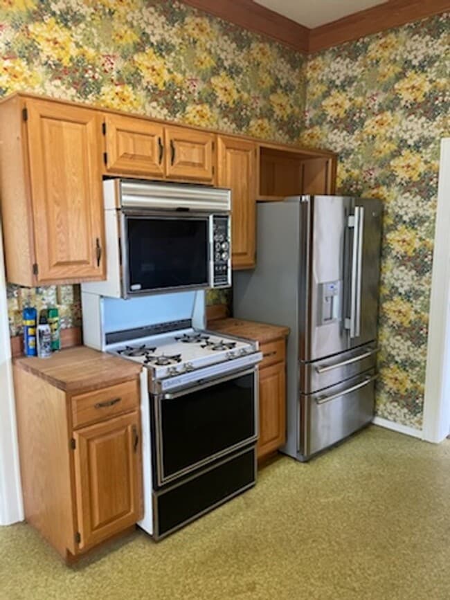 Building Photo - Vintage Style Home on Large Estate A Must See