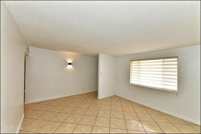 Building Photo - 10565 Murphy St