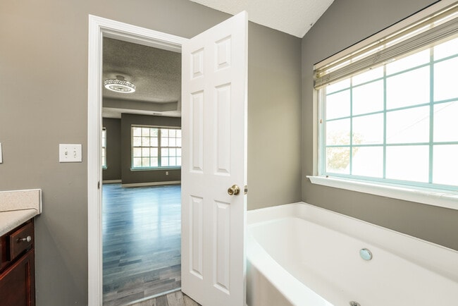 Building Photo - 5549 Village Ridge