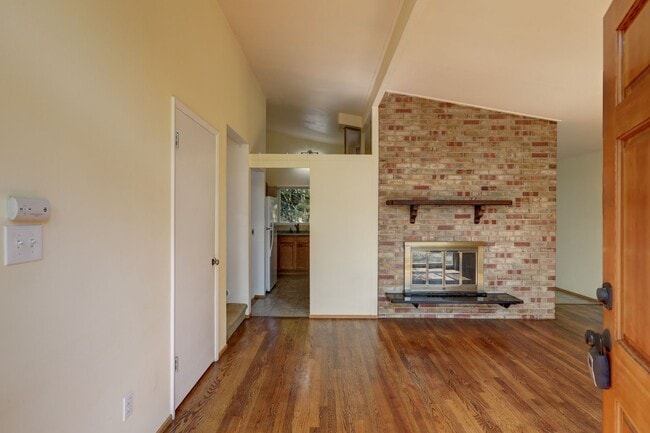 Building Photo - Lovely 4BR 1.75BA Bellevue Tri-Level Home