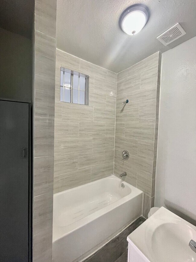 Building Photo - 2 bedroom / 1 bath with washer/dryer hook ups