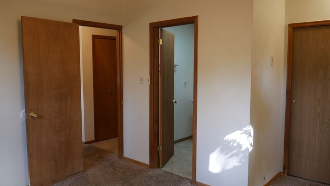 Building Photo - 4 Bed, 3 Bathroom House with Fenced in Bac...