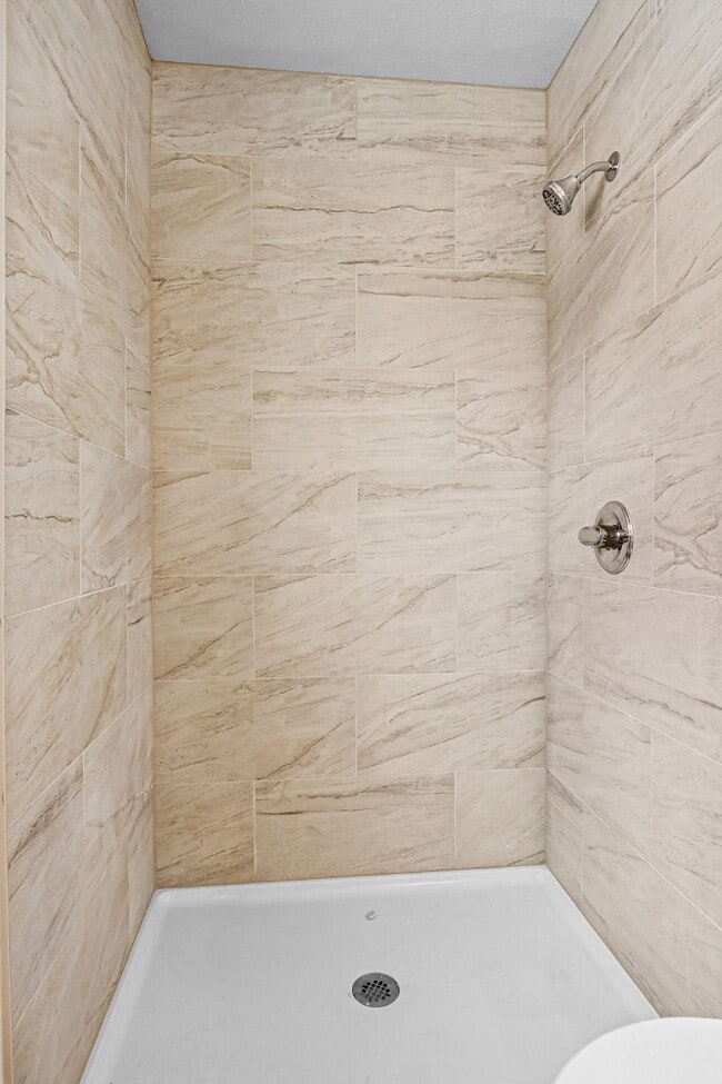 Building Photo - 724 Martha Gale Dr