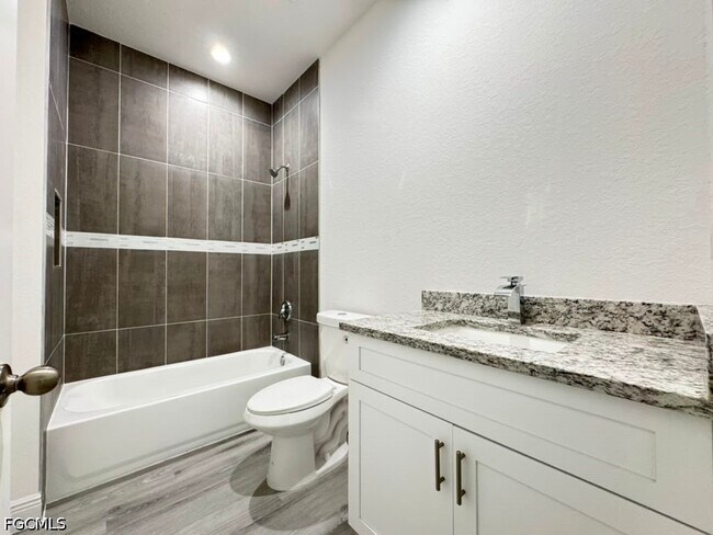 Building Photo - 537 Greenbriar Blvd