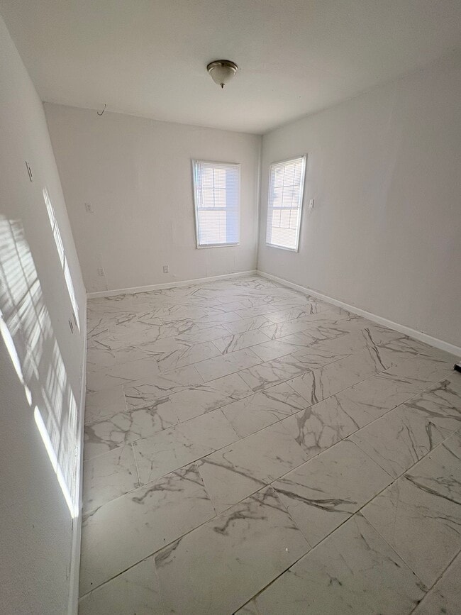 Building Photo - 3010 McCrarey Dr