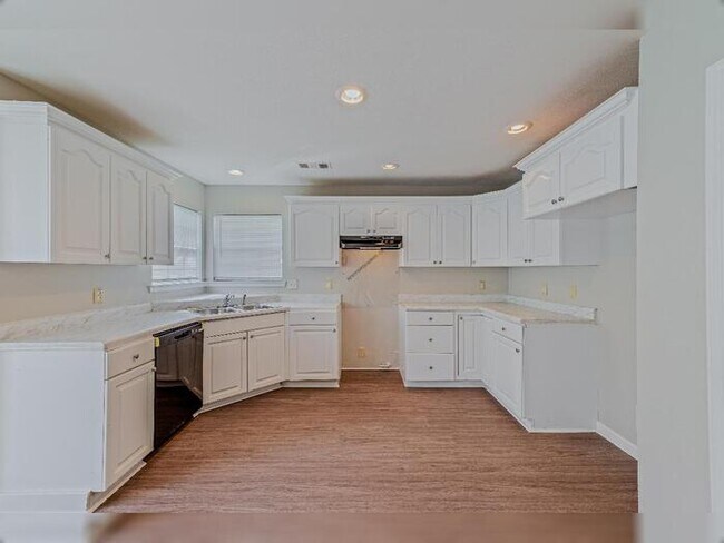 Building Photo - 2910 Falcon Ct